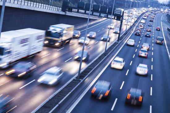 Banner Autos auf der Stadtautobahn in Berlin als Textilbanner oder PVC-Banner