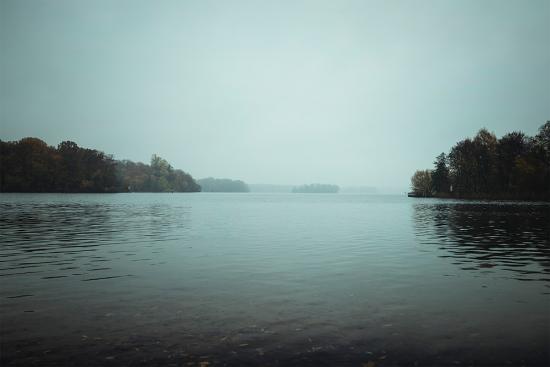 Banner Insel auf einem See im düsteren Look als Textilbanner oder PVC-Banner