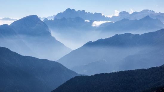 Banner blaue Berggipfel im Nebel als Textilbanner oder PVC-Banner