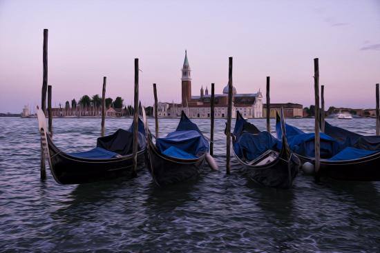 Banner Gondeln in Venedig in der Abenddämmerung als Textilbanner oder PVC-Banner für z.B. Hochzeiten