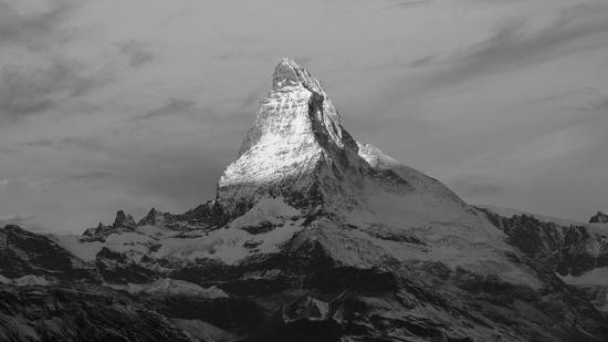 Banner Matterhorn in den Alpen in Schwarz-Weiß als Textilbanner oder PVC-Banner für Hochzeiten, Geschäftsräume, Messen etc.