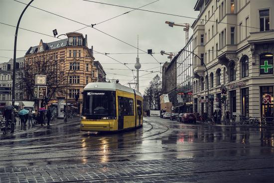 Banner Tram bei Regen in Berlin als Textilbanner oder PVC-Banner für Schaufenster, Messen etc.