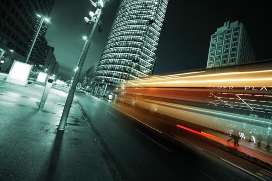 Banner Busverkehr am Potsdamer Platz Berlin bei Nacht als Textilbanner oder PVC-Banner