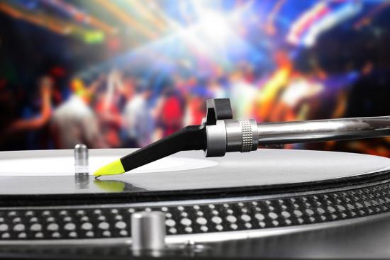 Banner DJ-Turntable in einem Club als Textilbanner oder PVC-Banner für Partys, Silvesterpartys, Hochzeiten etc.