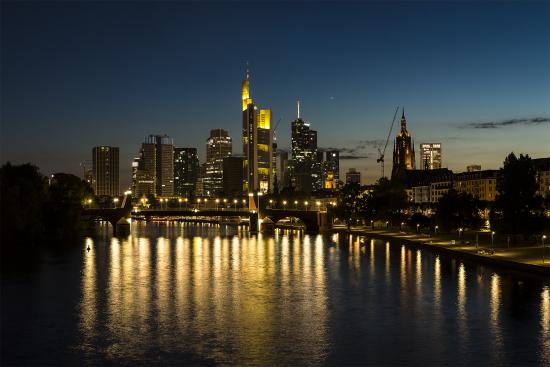 Banner Frankfurt Skyline in der Dämmerung als Textilbanner oder PVC-Banner für Geschäftsräume, Firmenveranstaltungen etc.