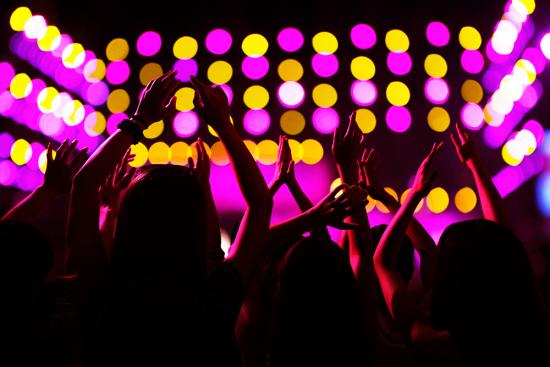 Fotobox-Hintergrund tanzende Leute in einem Club mit pinken und gelben Lichtern als Textilbanner oder PVC-Banner