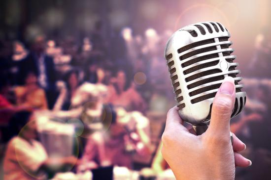 Fotobox-Hintergrund Gesang mit einem Mikrofon auf einer Bühne als Banner für Silvesterpartys, Hochzeiten etc.