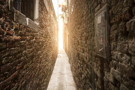 Banner schmale Gasse mit Sonnenlicht in Venedig