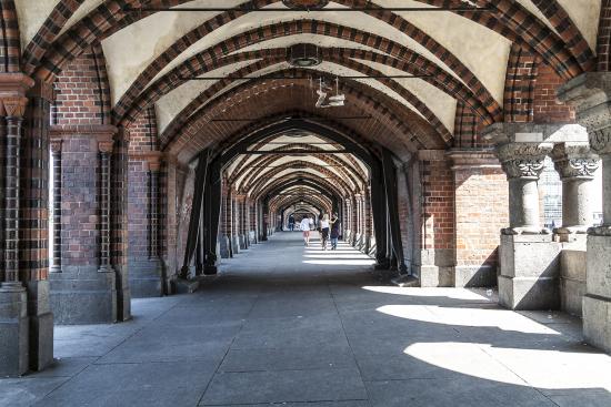 Banner Durchgang auf der Oberbaumbrücke in Berlin als Textilbanner oder PVC-Banner