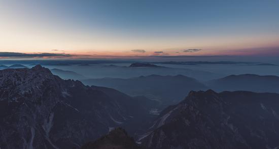 Banner Sonnenaufgang über einer Berglandschaft im Nebel als Textilbanner oder PVC-Banner