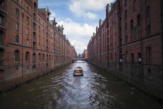 Banner Schiff in der Speicherstadt in Hamburg als Textilbanner oder PVC-Banner für Hochzeiten, Schaufenster, Messen etc.