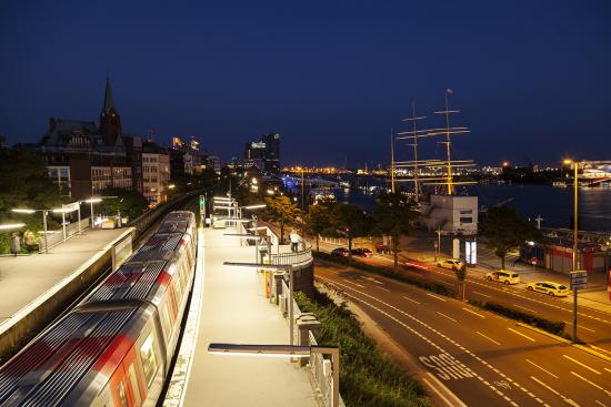 Banner U-Bahn in Hamburg an den Landungsbrücken als Textilbanner oder PVC-Banner