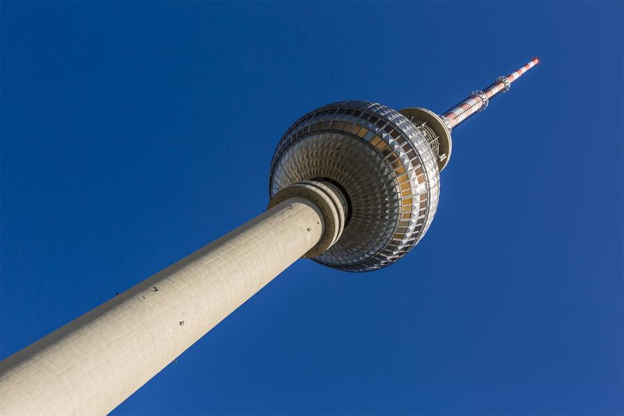 Banner Fernsehturm Berlin vor blauem Himmel als Textilbanner oder PVC-Banner für Messen, Schaufenster, Hochzeiten etc.