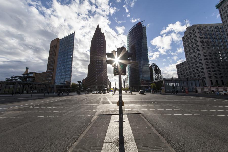 Banner Potsdamer Platz in Berlin im Gegenlicht als Textilbanner oder PVC-Banner