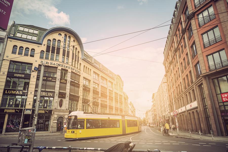 Banner Tram am  Hackeschen Markt in Berlin als Textilbanner oder PVC-Banner