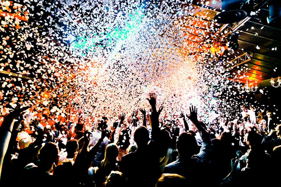 Banner Leute feiern auf einem Konzert mit Konfetti z.B. als Fotobox-Hintergrund für Hochzeiten, Silvesterpartys oder Geburtstage