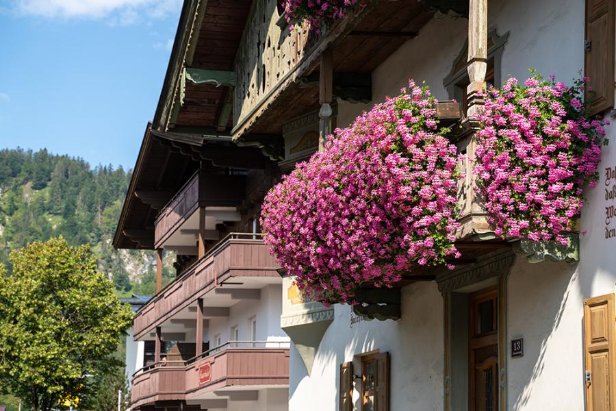 Banner Blumen am Balkon an einem Haus in Österreich (Tiro) als Textilbanner oder PVC-Banner