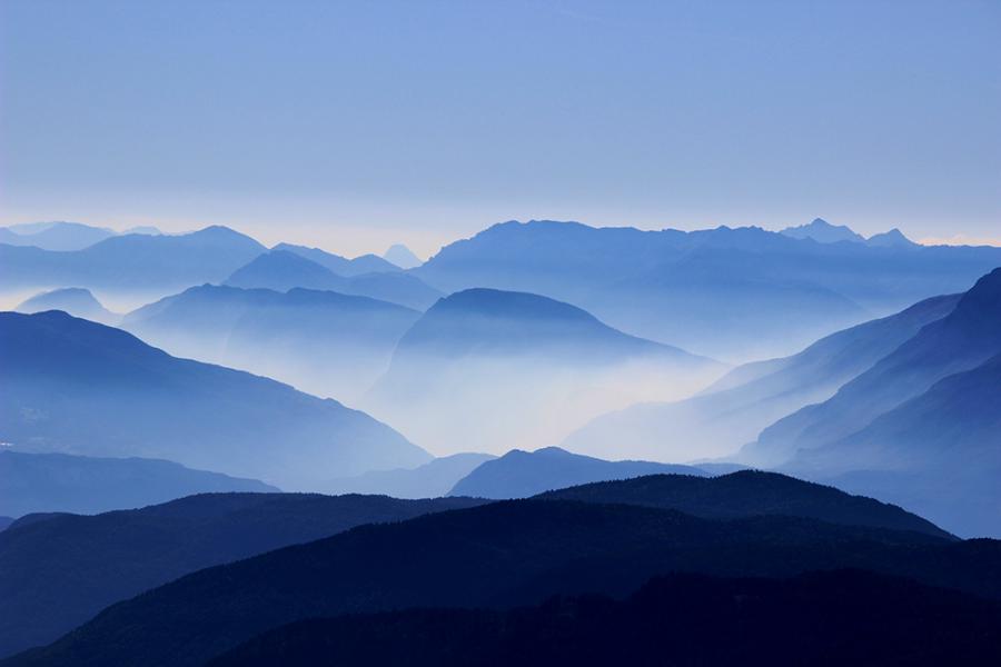 Banner Berglandschaft in Nebelschwaden als Textilbanner oder PVC-Banner