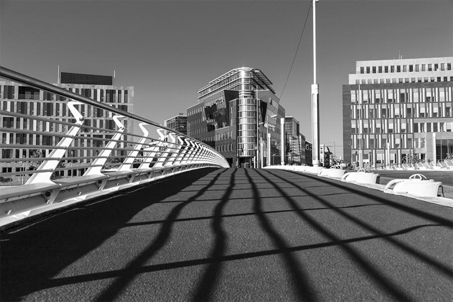 Banner Brücke und ein modernes Bauwerk in Berlin in Schwarz-Weiß als Textilbanner oder PVC-Banner