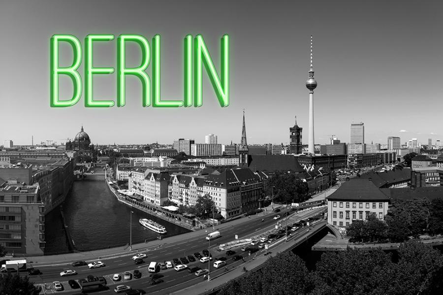 Banner Berlin-Panorama in Schwarz-Weiß mit grüner Retro-Leuchtschrift als Textilbanner oder PVC-Banner