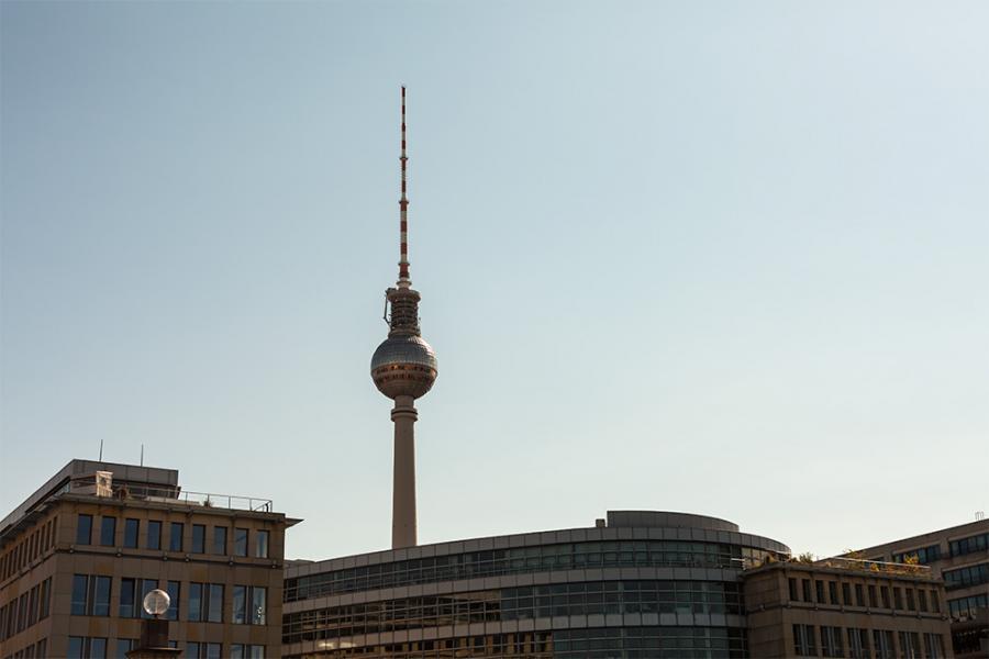 Banner Berlin Fernsehturm hinter Gebäuden als Textilbanner oder PVC-Banner für z.B. Schaufenster oder Messen