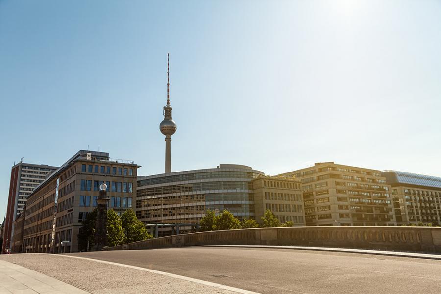 Banner Fernsehturm in Berlin im Sonnenlicht als Textilbanner oder PVC-Banner für Firmenveranstaltungen, Messen, Schaufenster etc.