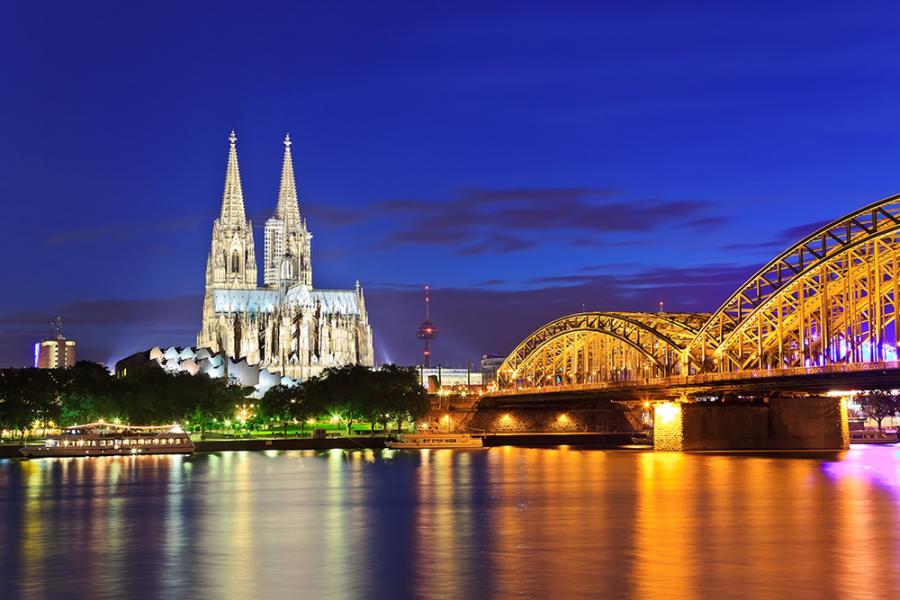 Banner Blick auf Köln am Abend als Textilbanne oder PVC-Banner für Messe, Geschäftsräume etc.