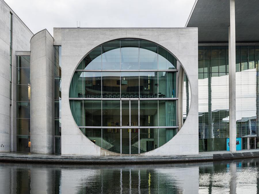 Banner Marie Elisabeth Lüders Haus im Regierungsviertel in Berlin als Textilbanner oder PVC-Banner