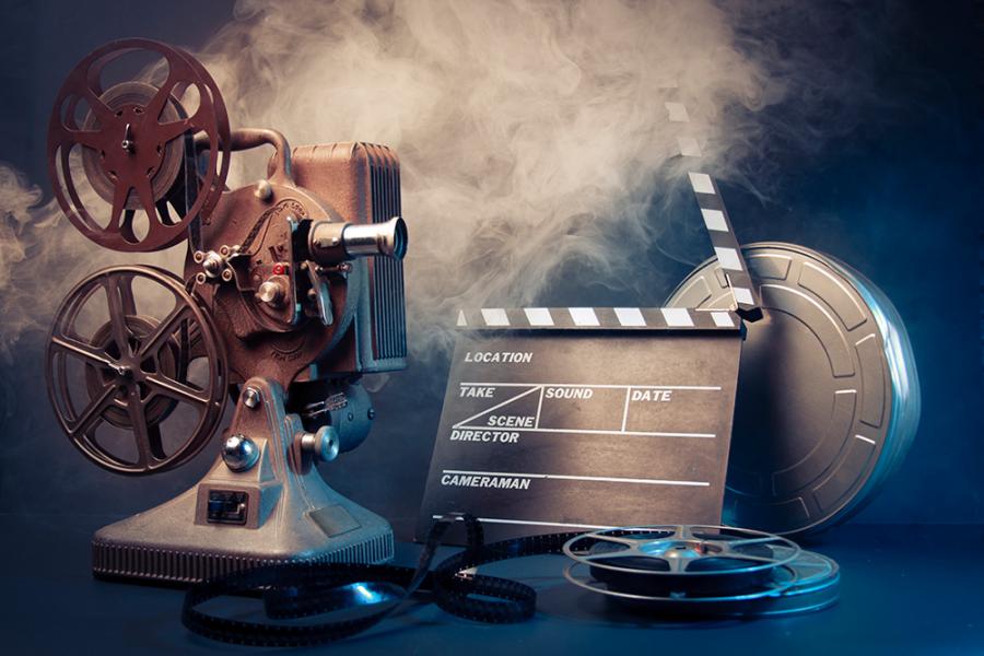 Fotobox-Hintergrund alter Film mit Filmprojektor, Filmrollen und Filmklappe als Banner