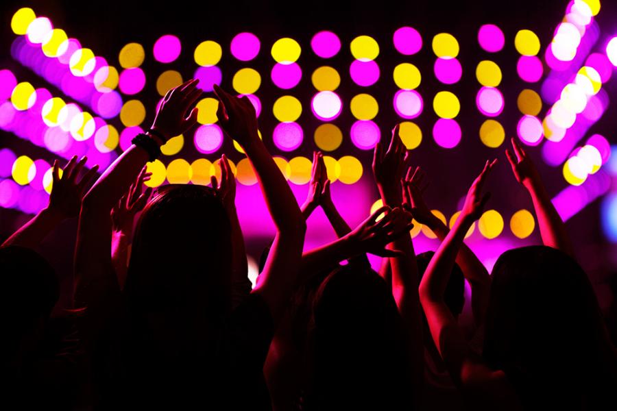 Fotobox-Hintergrund tanzende Leute in einem Club mit pinken und gelben Lichtern als Textilbanner oder PVC-Banner