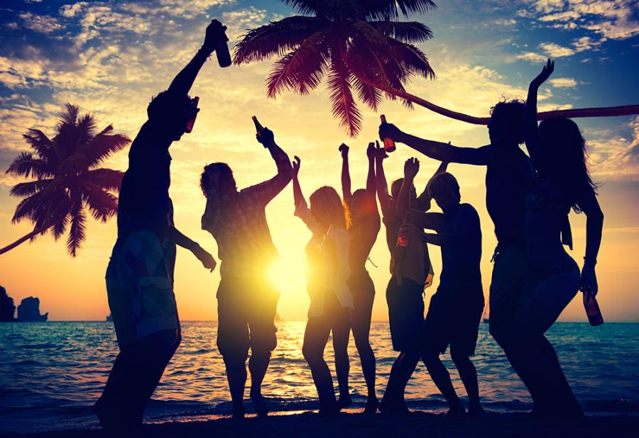 Fotobox-Hintergrund tanzende Leute auf einer Beach-Party unter Palmen als Banner