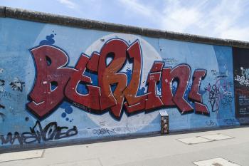 Banner Berlin-Schriftzug als Graffiti an der East Side Gallery als Textilbanner oder PVC-Banner für Partys, Geschäftsräume etc.