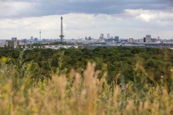 Banner Berlin mit Blick auf den Funkturm und den Fernsehturm im Hintergrund als Textilbanner oder PVC-Banner