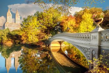Banner Brücke im Central Park von New York im See als Textilbanner oder PVC-Banner