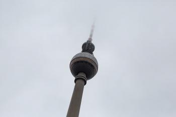 Banner der Fernsehturm von Berlin im Nebel als Textilbanner oder PVC-Banner für z.B. Messen, Schaufenster etc.