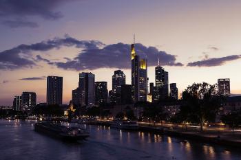 Banner Frankfurter Skyline zur Abenddämmerung als Textilbanne oder PVC-Banner
