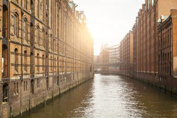 Banner Speicherstadt in Hamburg im Sonnenlicht als Textilbanner oder PVC-Banner für Hochzeiten, Schaufenster etc.